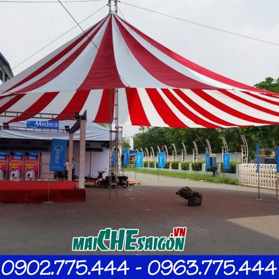 Dù che sân trường ngày khai giảng, chào cờ